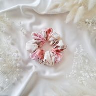 Rózsaszín virágmintás scrunchie - közepes 