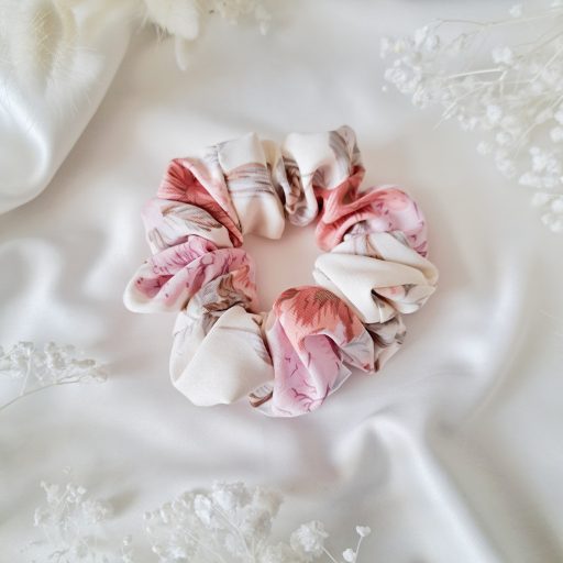 Rózsaszín virágmintás scrunchie - közepes 