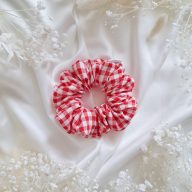 Piros-fehér kockás scrunchie - közepes 