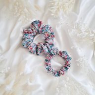 Türkiz alapon virágos scrunchie - választható méret 