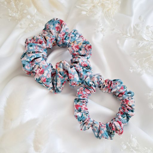 Türkiz alapon virágos scrunchie - választható méret 