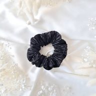 Fekete pliszirozott scrunchie - közepes 