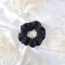 Fekete pliszirozott scrunchie - közepes 