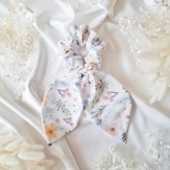 Pasztelszínű virágmintás scrunchie nagy füllel