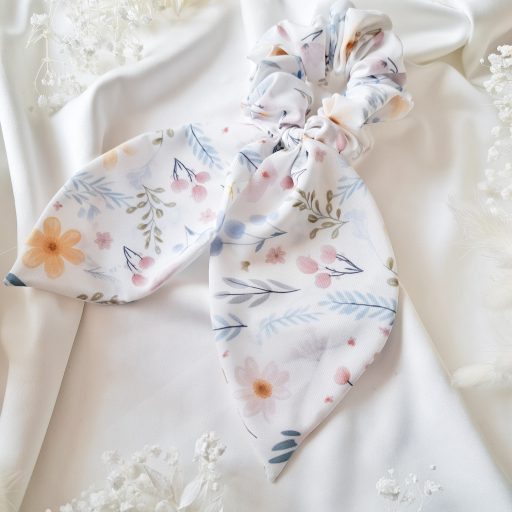 Pasztelszínű virágmintás scrunchie nagy füllel