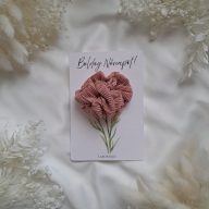   Egyedi felirattal kérhető kártya scrunchie virággal - bazsarózsa 