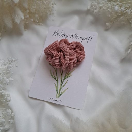Egyedi felirattal kérhető kártya scrunchie virággal - bazsarózsa 
