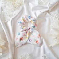 Apró színes virágos scrunchie közepes füllel