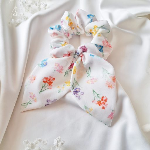Apró színes virágos scrunchie közepes füllel