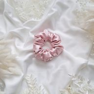   Világos rózsaszín szatén scrunchie - választható méret