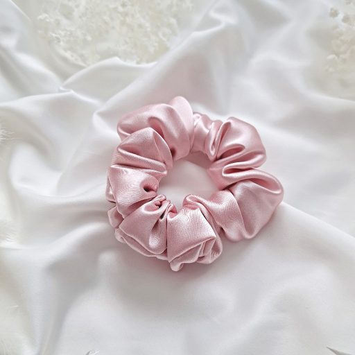 Világos rózsaszín szatén scrunchie - választható méret