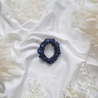 Sötétkék szatén scrunchie - vékony