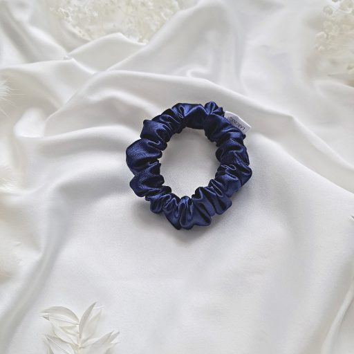 Sötétkék szatén scrunchie - vékony