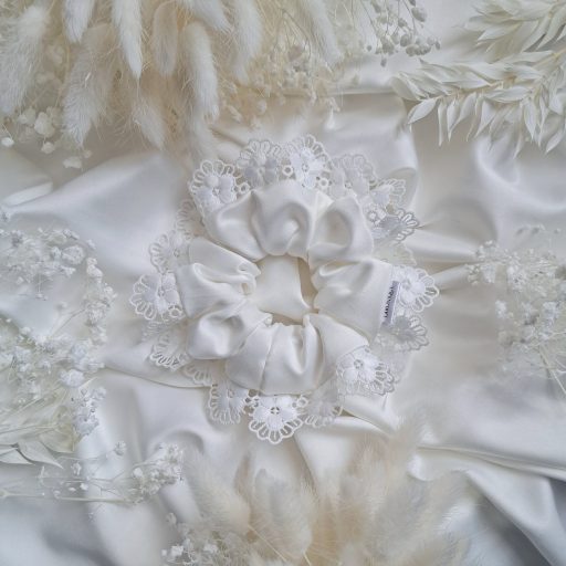 Fehér scrunchie csipkés széllel