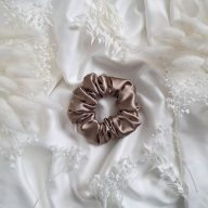 Barna szatén scrunchie - választható méret