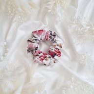 Nagy virágos szatén scrunchie -választható méret 