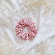Rózsaszín kockás scrunchie - közepes 