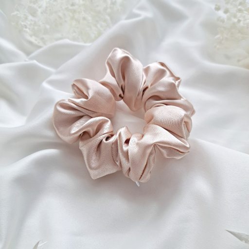 Bézs szatén scrunchie - választható méret