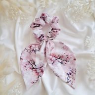 Cseresznyevirágos scrunchie nagy fülekkel 