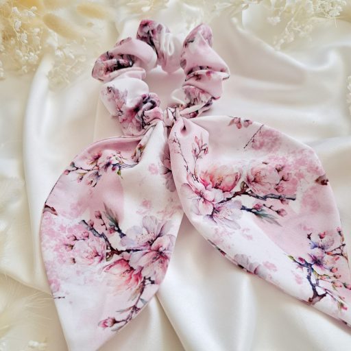 Cseresznyevirágos scrunchie nagy fülekkel 