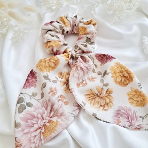 Sárga-mályva virágos scrunchie nagy fülekkel 