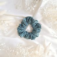 Sötét menta színű pliszirozott scrunchie - közepes 