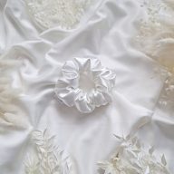 Fehér szatén scrunchie - választható méret