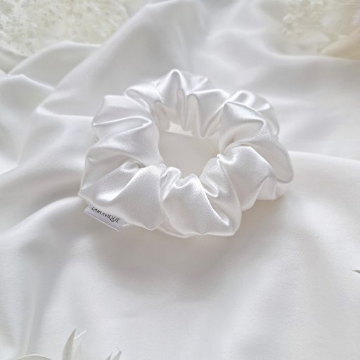 Fehér szatén scrunchie - választható méret