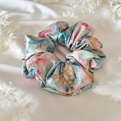 Zöld alapon virágos szatén scrunchie - választható méret 