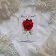   Egyedi felirattal kérhető kártya scrunchie virággal - piros rózsa