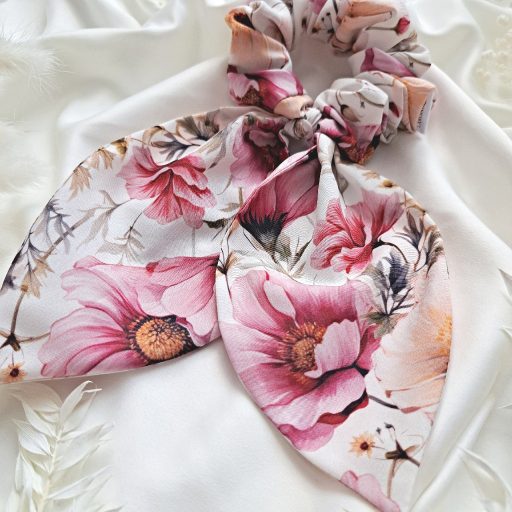 Rózsaszín virágmintás scrunchie - nagy füllel