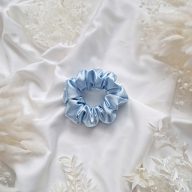 Világoskék szatén scrunchie - választható méret