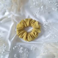 Sárga pliszirozott scrunchie - közepes 