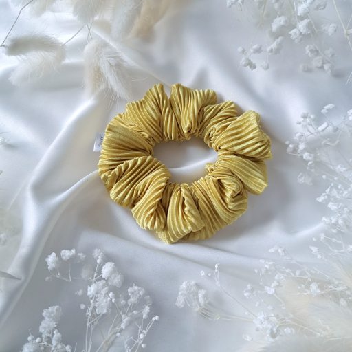 Sárga pliszirozott scrunchie - közepes 