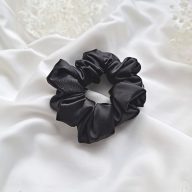 Fekete szatén scrunchie - választható méret